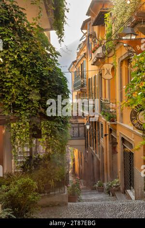 Bellagio Italien kleine Seitenstraße Salita Plinio an einem sonnigen Tag Stockfoto
