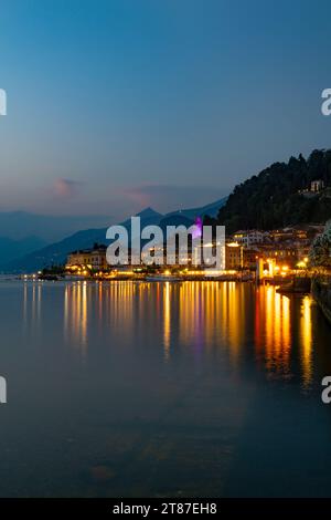 Bellagio Italien See Comer Hafen und Promenade während der blauen Stunde Stockfoto