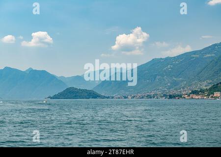 Panorama von Lennos Uferpromenade an einem sonnigen Tag, Comer See Italien Stockfoto