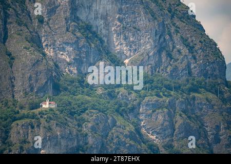 Abgeschiedene Kirche Chiesa di San Martino auf Hartfelsen Monte Crocione, Comer See Italien Stockfoto