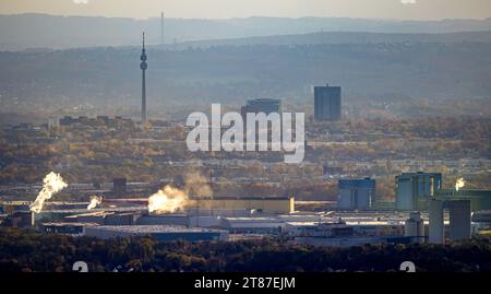 Luftbild, Skyline von Dortmund mit dunstiger Fernsicht und Rauchwolken, Blick vom Gewerbegebiet Westfalenhütte mit thyssenkrupp Steel Europe Anlage, Florianturm Aussichtsturm und Fernsehturm Wahrzeichen im Westfalenpark, Hochhäuser Firmensitz Westnetz und Bürotower Florian 11, umgeben von Herbstwald und herbstlichen Laubbäumen, Ruhrallee, Dortmund, Ruhrgebiet, Nordrhein-Westfalen, Deutschland ACHTUNGxMINDESTHONORARx60xEURO *** Luftansicht, Skyline von Dortmund mit trübem Fernblick und Rauchwolken, Blick vom Industriegebiet Westfalenhütte mit thyssenkrupp Steel Europe Werk, Florianturm Stockfoto