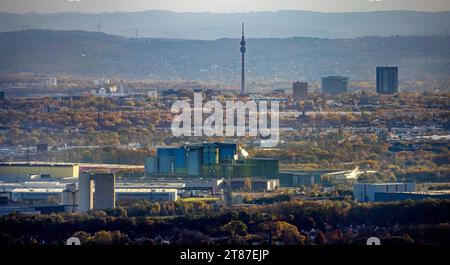 Luftbild, Skyline von Dortmund mit dunstiger Fernsicht und Rauchwolken, Blick vom Gewerbegebiet Westfalenhütte mit thyssenkrupp Steel Europe Anlage, Florianturm Aussichtsturm und Fernsehturm Wahrzeichen im Westfalenpark, Hochhäuser Firmensitz Westnetz und Bürotower Florian 11, umgeben von Herbstwald und herbstlichen Laubbäumen, Ruhrallee, Dortmund, Ruhrgebiet, Nordrhein-Westfalen, Deutschland ACHTUNGxMINDESTHONORARx60xEURO *** Luftansicht, Skyline von Dortmund mit trübem Fernblick und Rauchwolken, Blick vom Industriegebiet Westfalenhütte mit thyssenkrupp Steel Europe Werk, Florianturm Stockfoto