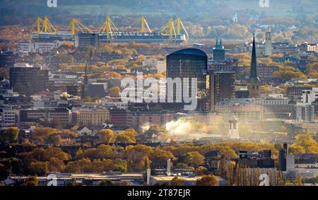 Luftbild, Skyline der Dortmunder City, dunstige Fernsicht mit Rauchwolken, RWE Tower und Kirchturm der Petrikirche mit Blick zum Bundesligastadion des BVB 09 Borussia Dortmund, umgeben von herbstlichen Laubbäumen, City, Dortmund, Ruhrgebiet, Nordrhein-Westfalen, Deutschland ACHTUNGxMINDESTHONORARx60xEURO *** aus der Luft, Skyline der Dortmunder Stadt, trübe Fernsicht mit Rauchwolken, RWE-Turm und Turm der St. Peters Kirche mit Blick auf das Bundesligastadion des BVB 09 Borussia Dortmund, umgeben von herbstlichen Laubbäumen, Stadt Dortmund, Ruhrgebiet, Nordrhein-Westfalen, Deutschland ATTENTI Stockfoto