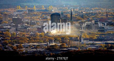 Luftbild, Skyline der Dortmunder City, dunstige Fernsicht mit Rauchwolken, RWE Tower und Kirchturm der Petrikirche mit Blick zum Bundesligastadion des BVB 09 Borussia Dortmund, umgeben von herbstlichen Laubbäumen, City, Dortmund, Ruhrgebiet, Nordrhein-Westfalen, Deutschland ACHTUNGxMINDESTHONORARx60xEURO *** aus der Luft, Skyline der Dortmunder Stadt, trübe Fernsicht mit Rauchwolken, RWE-Turm und Turm der St. Peters Kirche mit Blick auf das Bundesligastadion des BVB 09 Borussia Dortmund, umgeben von herbstlichen Laubbäumen, Stadt Dortmund, Ruhrgebiet, Nordrhein-Westfalen, Deutschland ATTENTI Stockfoto