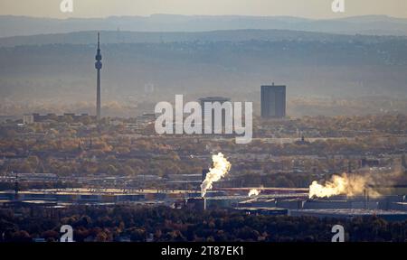 Luftbild, Skyline von Dortmund mit dunstiger Fernsicht und Rauchwolken, Blick vom Gewerbegebiet Westfalenhütte, Florianturm Aussichtsturm und Fernsehturm Wahrzeichen im Westfalenpark, Hochhäuser Firmensitz Westnetz und Bürotower Florian 11, umgeben von Herbstwald und herbstlichen Laubbäumen, Ruhrallee, Dortmund, Ruhrgebiet, Nordrhein-Westfalen, Deutschland ACHTUNGxMINDESTHONORARx60xEURO *** Luftansicht, Skyline von Dortmund mit trübem Fernblick und Rauchwolken, Blick vom Industriegebiet Westfalenhütte, Florianturm Aussichtsturm und Fernsehturm Wahrzeichen im Westfalenpark, hochriesen Stockfoto