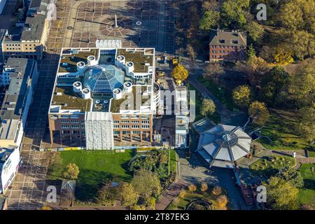 Luftbild, Rathaus Stadtverwaltung Gebäude am Friedensplatz mit Baustelle und Renovierung, Stadtgarten Dortmund mit herbstlichen Laubbäumen und rundem Pavillon Eingang zur U-Bahn, City, Dortmund, Ruhrgebiet, Nordrhein-Westfalen, Deutschland ACHTUNGxMINDESTHONORARx60xEURO *** Luftansicht, Rathaus Stadtregierung Friedensplatz mit Baustelle und Renovierung, Stadtgarten Dortmund mit herbstlichen Laubbäumen und rundem Pavillon Eingang zur U-Bahn, City, Dortmund, Ruhrgebiet, Nordrhein-Westfalen, Deutschland ACHTUNGxMINDESTHONORARx60xEURO Credit: Imago/Alamy Live News Stockfoto