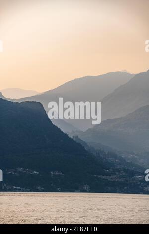 Comer See Monte Crocione Hafen und Küste zur blauen Stunde, Italien Stockfoto