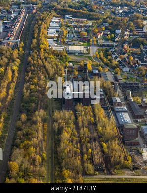 Luftbild, Industriedenkmal Zeche Kokerei Hansa mit Förderturm, umgeben von herbstlichen Laubbäumen, Bahngleise und CTD 2 Containerterminal Dortmund, Wohngebiet Ortsteil Huckarde, Dortmund, Ruhrgebiet, Nordrhein-Westfalen, Deutschland ACHTUNGxMINDESTHONORARx60xEURO *** Luftansicht, Industriemonument Hansa Kokerei Zeche mit gewundenen Turm, umgeben von herbstlichen Laubbäumen, Eisenbahngleisen und CTD 2 Containerterminal Dortmund, Wohngebiet Huckarde, Dortmund, Ruhrgebiet, Nordrhein-Westfalen, Deutschland ATTENTIONxMINDESTHONORARx60xEURO Credit: Imago/Alamy Live News Stockfoto