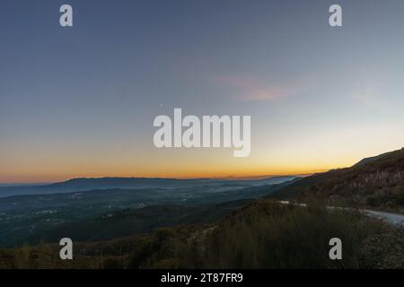 Blick von der Serra da Arada über die Berglandschaft bei Abenddämmerung mit Mondsichel, Sao Pedro do Sul, Portugal Stockfoto