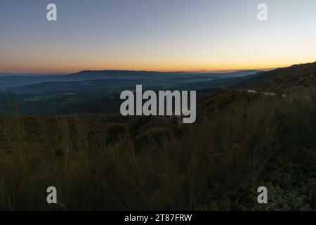 Blick von der Serra da Arada über die Berglandschaft bei Abenddämmerung mit Mondsichel, Sao Pedro do Sul, Portugal Stockfoto