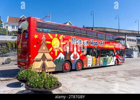 Hop-on-Hop-off-Sightseeing-Bus, Smedasundet Waterfront, Haugesund, Rogaland County, Norwegen Stockfoto