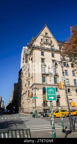 NEW YORK, NY, USA - 16. NOVEMBER 2023: Blick auf das Dakota-Haus von West 72 S. in der Nähe des Eingangs zum Central Park Stockfoto