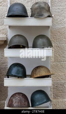 056 Alte Helme aus dem Zweiten Weltkrieg werden in einem Marktstand des Alten Basars Pazari i Vjeter zum Verkauf angeboten. Kruje-Albanien. Stockfoto