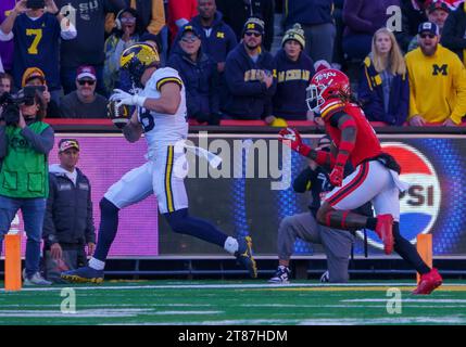 College Park, USA. November 2023. COLLEGE PARK, MD - 18. NOVEMBER: Michigan Wolverines Tight End Colston Loveland (18) holt sich einen Empfang während eines Big Ten Football Spiels zwischen den Maryland Terrapins und den Michigan Wolverines am 18. November 2023 im SECU Field im College Park, Maryland. (Foto: Tony Quinn/SipaUSA) Credit: SIPA USA/Alamy Live News Stockfoto