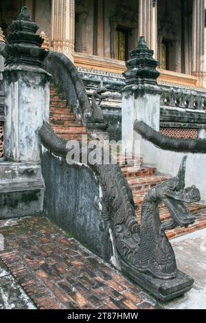 Handlauf aus Stein in Naga-Form an einem der Eingänge von Haw Phra Kaew in Vientiane, der Hauptstadt von Laos. Stockfoto