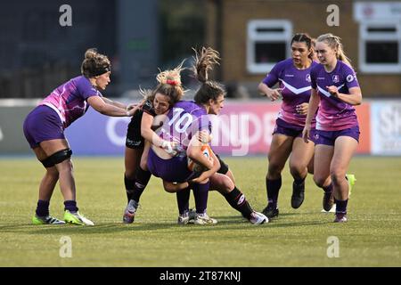 Helen Nelson von Loughborough Lightning wird am 18. November 2023 im StoneX Stadium in London, England von Sydney Gregson von Saracens Women während des Women's Allianz Premier 15s Spiels zwischen Saracens Women und Loughborough Lightining bekämpft. Foto von Phil Hutchinson. Nur redaktionelle Verwendung, Lizenz für kommerzielle Nutzung erforderlich. Keine Verwendung bei Wetten, Spielen oder Publikationen eines einzelnen Clubs/einer Liga/eines Spielers. Quelle: UK Sports Pics Ltd/Alamy Live News Stockfoto