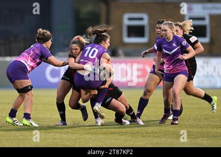 Helen Nelson von Loughborough Lightning wird am 18. November 2023 im StoneX Stadium in London, England von Sydney Gregson von Saracens Women während des Women's Allianz Premier 15s Spiels zwischen Saracens Women und Loughborough Lightining bekämpft. Foto von Phil Hutchinson. Nur redaktionelle Verwendung, Lizenz für kommerzielle Nutzung erforderlich. Keine Verwendung bei Wetten, Spielen oder Publikationen eines einzelnen Clubs/einer Liga/eines Spielers. Quelle: UK Sports Pics Ltd/Alamy Live News Stockfoto