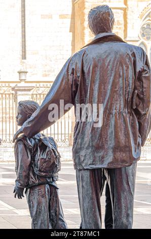 LEON, SPANIEN - 9. MÄRZ 2014: Detail der urbanen Skulptur „Vater und Sohn“ („Padre e hijo“ auf Spanisch), die 1997 vom Künstler Jesus Tra in Bronze gefertigt wurde Stockfoto