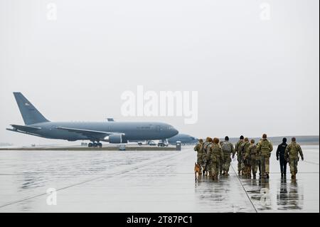 Verteidiger, die der 92nd Security Forces Squadron zugewiesen sind, patrouillieren die Fluglinie während der Übung Titan Fury 24-1 auf der Fairchild Air Force Base, Washington, am 15. November 2023. Titan Fury ist eine wiederkehrende Truppenübung, die sicherstellt, dass Fairchild Airmen ausgebildet sind und bereit sind, schnelle globale Mobilität zu gewährleisten, um die strategische Abschreckung und die nationale Verteidigungsstrategie zu unterstützen. Während der Übung demonstrierte Airmen, wie verschiedene Unterstützungsmaßnahmen zur Erzeugung und Mobilisierung von KC-135 Stratotankern beitragen, darunter Sicherheit, Wartung, Dienstleistungen, Treibstoffbetrieb und andere. Für d Stockfoto