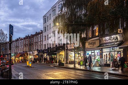 West End Lane an einem Herbstabend, West Hampstead, London, NW6, England, UK. Stockfoto