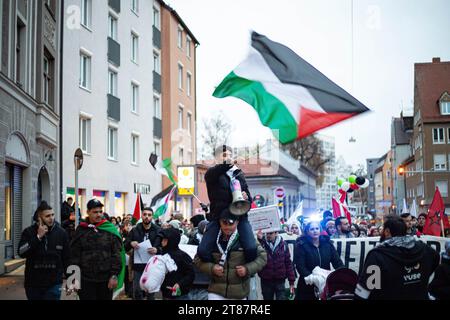 Augsburg, Deutschland. November 2023. Hunderte versammelten sich am 18. November 2023 in Augsburg, um Solidarität mit Gaza und Palästina zu demonstrieren. Sie forderten einen Waffenstillstand. Einige der Reden kritisierten sowohl die Terroranschläge der Hamas als auch die Gegenanschläge. (Foto: Alexander Pohl/SIPA USA) Credit: SIPA USA/Alamy Live News Stockfoto