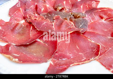 Teller von cecina de Leon (geräuchertes Fleisch von Leon), aus den Hinterbeinen einer Kuh, gesalzen, geräuchert und luftgetrocknet, typisch für Kastilien und Leon, Spanien Stockfoto