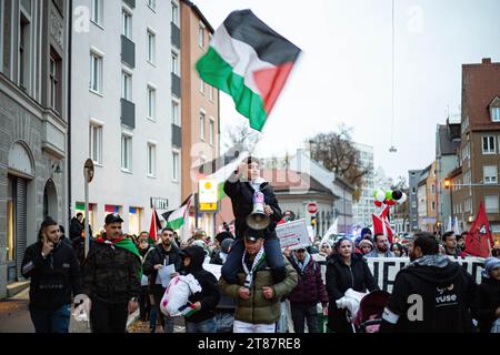 Augsburg, Deutschland. November 2023. Hunderte versammelten sich am 18. November 2023 in Augsburg, um Solidarität mit Gaza und Palästina zu demonstrieren. Sie forderten einen Waffenstillstand. Einige der Reden kritisierten sowohl die Terroranschläge der Hamas als auch die Gegenanschläge. (Foto: Alexander Pohl/SIPA USA) Credit: SIPA USA/Alamy Live News Stockfoto