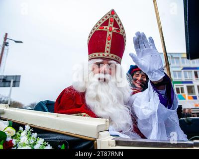 Nijmegen, Niederlande. November 2023. Ein genaueres Porträt von St. Nicholas jubelte die Menschen auf der Straße. Am ersten Samstag nach dem 11. November kommt die rot-weiß-verkleidete Sinterklaas (St. Nikolaus) mit großer Fanfare in mehreren niederländischen Städten an. In Nijmegen tritt die weißbärtige Legende in die Stadt ein, indem sie den Fluss hinunter segelt und eine Route durch die Stadt folgt, begleitet von seinen Helfern, den Pieten (Peters), die Kindern und Erwachsenen traditionelle Süßigkeiten schenkten. (Foto: Ana Fernandez/SOPA Images/SIPA USA) Credit: SIPA USA/Alamy Live News Stockfoto