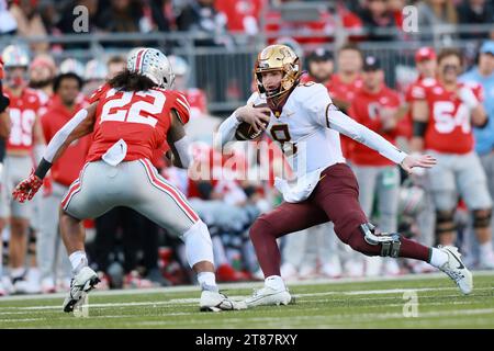 Columbus, Usa. November 2023. Minnesota Golden Gophers Quarterback Athan Kaliakmanis (8) versucht, sich den Ohio State Buckeyes Steele Chambers (22) im ersten Viertel in Columbus (Ohio) am Samstag, den 18. November 2023 zu entziehen. Foto: Aaron Josefczyk/UPI Credit: UPI/Alamy Live News Stockfoto