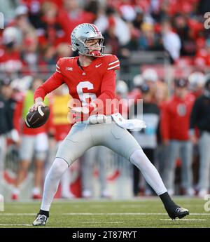 Columbus, Usa. November 2023. Der Ohio State Buckeyes Quarterback Kyle McCord (6) wirft am Samstag, den 18. November 2023, einen Pass gegen die Minnesota Golden Gophers. Foto: Aaron Josefczyk/UPI Credit: UPI/Alamy Live News Stockfoto