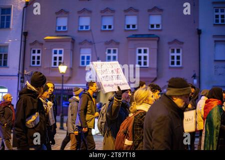 Augsburg, Deutschland. November 2023. Hunderte versammelten sich am 18. November 2023 in Augsburg, um Solidarität mit Gaza und Palästina zu demonstrieren. Sie forderten einen Waffenstillstand. Einige der Reden kritisierten sowohl die Terroranschläge der Hamas als auch die Gegenanschläge. (Foto: Alexander Pohl/SIPA USA) Credit: SIPA USA/Alamy Live News Stockfoto