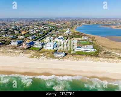 Aus der Vogelperspektive der Häuser am Wasser ist Sagaponack, ny Stockfoto