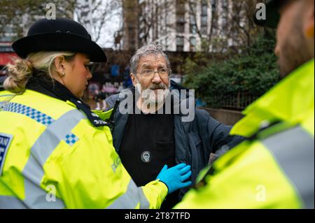 London, Großbritannien. 18. November 2023. Just Stop Oil Aktivisten marschieren in London, um ein Ende der neuen Projekte fossiler Brennstoffe zu fordern. Mehrere werden verhaftet, während sie die Straße blockieren. Anrede: Andrea Domeniconi/Alamy Live News Stockfoto