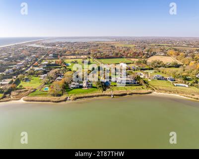 Luftaufnahme von Häusern am Wasser in Sagaponack, ny Stockfoto