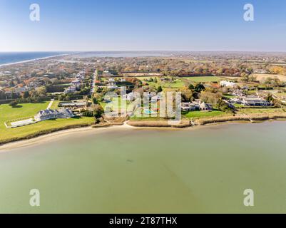 Luftaufnahme von Häusern am Wasser in Sagaponack, ny Stockfoto