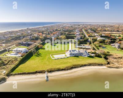 Luftaufnahme von Häusern am Wasser in Sagaponack, ny Stockfoto