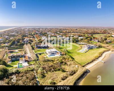 Luftaufnahme von Häusern am Wasser in Sagaponack, ny Stockfoto