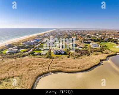 Luftaufnahme der Häuser am Wasser in Sagaponack Stockfoto
