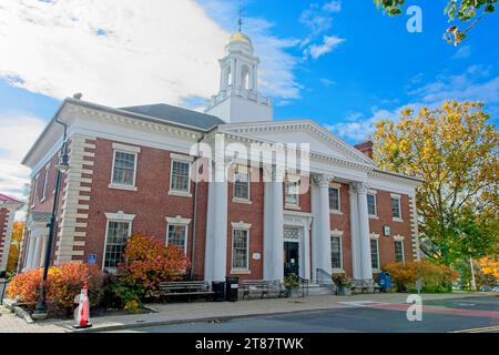 Rathaus im Kolonialstil von 1901 mit korinthischen Säulen vergoldeter Kronkuppel in Lenox Massachusetts – Oktober 2023 Stockfoto