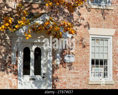 Backsteingebäude im Federal Style 1825 Jacob Washburn House in Lenox Massachusetts – Oktober 2023 Stockfoto