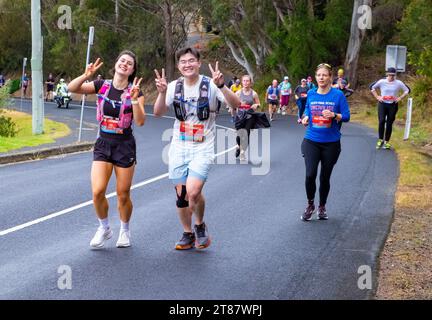 Die Teilnehmer des jährlichen Point-to-Pinnacle-Rennens fahren einen Halbmarathon vom Wrest Point Casino bis zum Gipfel des Kunanyi/Mount Wellington in Hobart, Tasmanien, 19. November 2023 Stockfoto