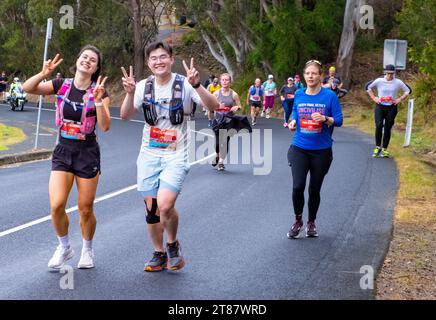 Die Teilnehmer des jährlichen Point-to-Pinnacle-Rennens fahren einen Halbmarathon vom Wrest Point Casino bis zum Gipfel des Kunanyi/Mount Wellington in Hobart, Tasmanien, 19. November 2023 Stockfoto