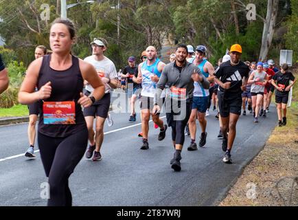 Die Teilnehmer des jährlichen Point-to-Pinnacle-Rennens fahren einen Halbmarathon vom Wrest Point Casino bis zum Gipfel des Kunanyi/Mount Wellington in Hobart, Tasmanien, 19. November 2023 Stockfoto