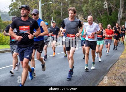 Die Teilnehmer des jährlichen Point-to-Pinnacle-Rennens fahren einen Halbmarathon vom Wrest Point Casino bis zum Gipfel des Kunanyi/Mount Wellington in Hobart, Tasmanien, 19. November 2023 Stockfoto