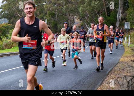 Die Teilnehmer des jährlichen Point-to-Pinnacle-Rennens fahren einen Halbmarathon vom Wrest Point Casino bis zum Gipfel des Kunanyi/Mount Wellington in Hobart, Tasmanien, 19. November 2023 Stockfoto