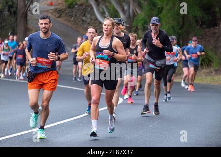 Die Teilnehmer des jährlichen Point-to-Pinnacle-Rennens fahren einen Halbmarathon vom Wrest Point Casino bis zum Gipfel des Kunanyi/Mount Wellington in Hobart, Tasmanien, 19. November 2023 Stockfoto