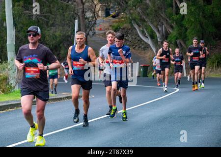 Die Teilnehmer des jährlichen Point-to-Pinnacle-Rennens fahren einen Halbmarathon vom Wrest Point Casino bis zum Gipfel des Kunanyi/Mount Wellington in Hobart, Tasmanien, 19. November 2023 Stockfoto