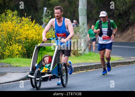 Die Teilnehmer des jährlichen Point-to-Pinnacle-Rennens fahren einen Halbmarathon vom Wrest Point Casino bis zum Gipfel des Kunanyi/Mount Wellington in Hobart, Tasmanien, 19. November 2023 Stockfoto