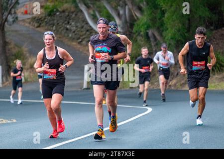 Die Teilnehmer des jährlichen Point-to-Pinnacle-Rennens fahren einen Halbmarathon vom Wrest Point Casino bis zum Gipfel des Kunanyi/Mount Wellington in Hobart, Tasmanien, 19. November 2023 Stockfoto