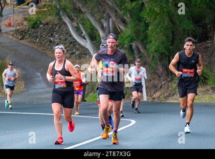 Die Teilnehmer des jährlichen Point-to-Pinnacle-Rennens fahren einen Halbmarathon vom Wrest Point Casino bis zum Gipfel des Kunanyi/Mount Wellington in Hobart, Tasmanien, 19. November 2023 Stockfoto